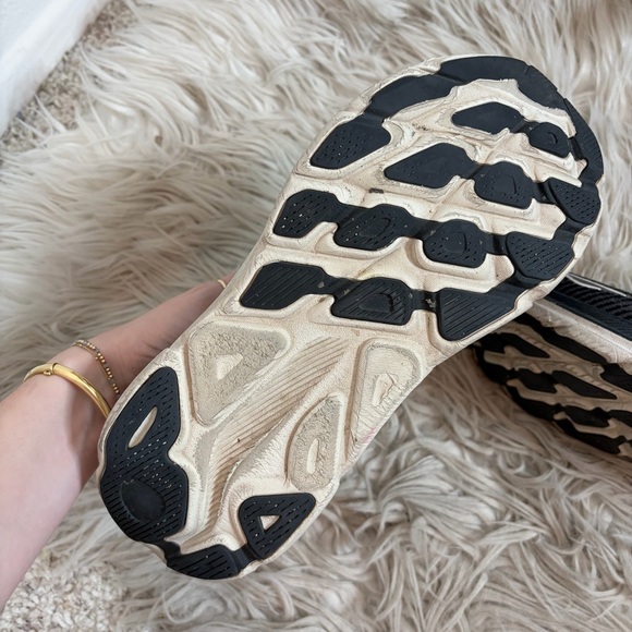 HOKA Clifton 9, Women’s 7.5, Black - Picture 6 of 8